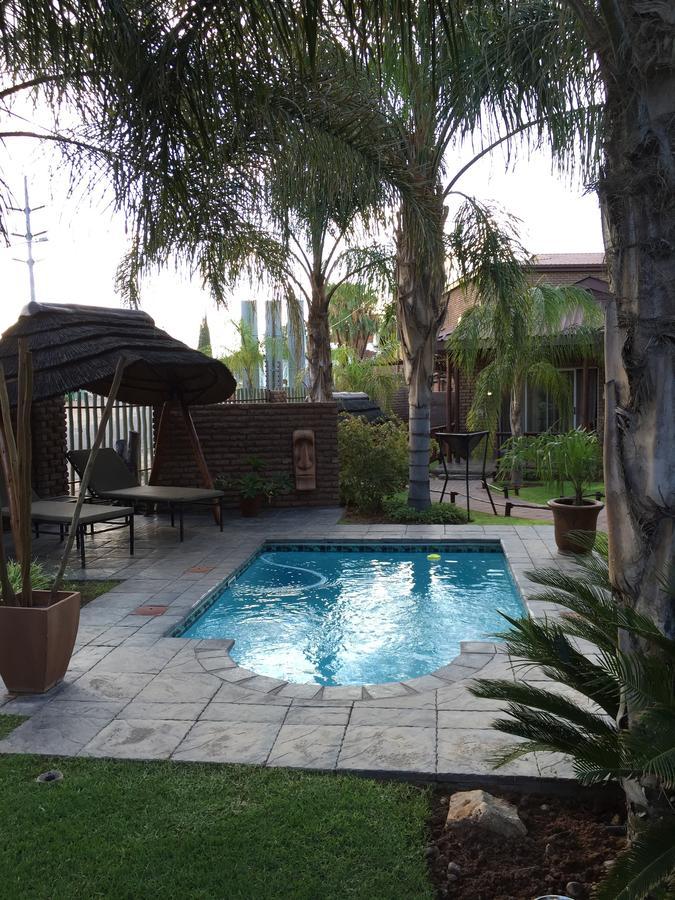 Country Lodge Upington Bagian luar foto