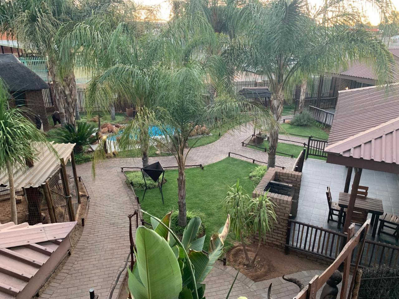 Country Lodge Upington Bagian luar foto