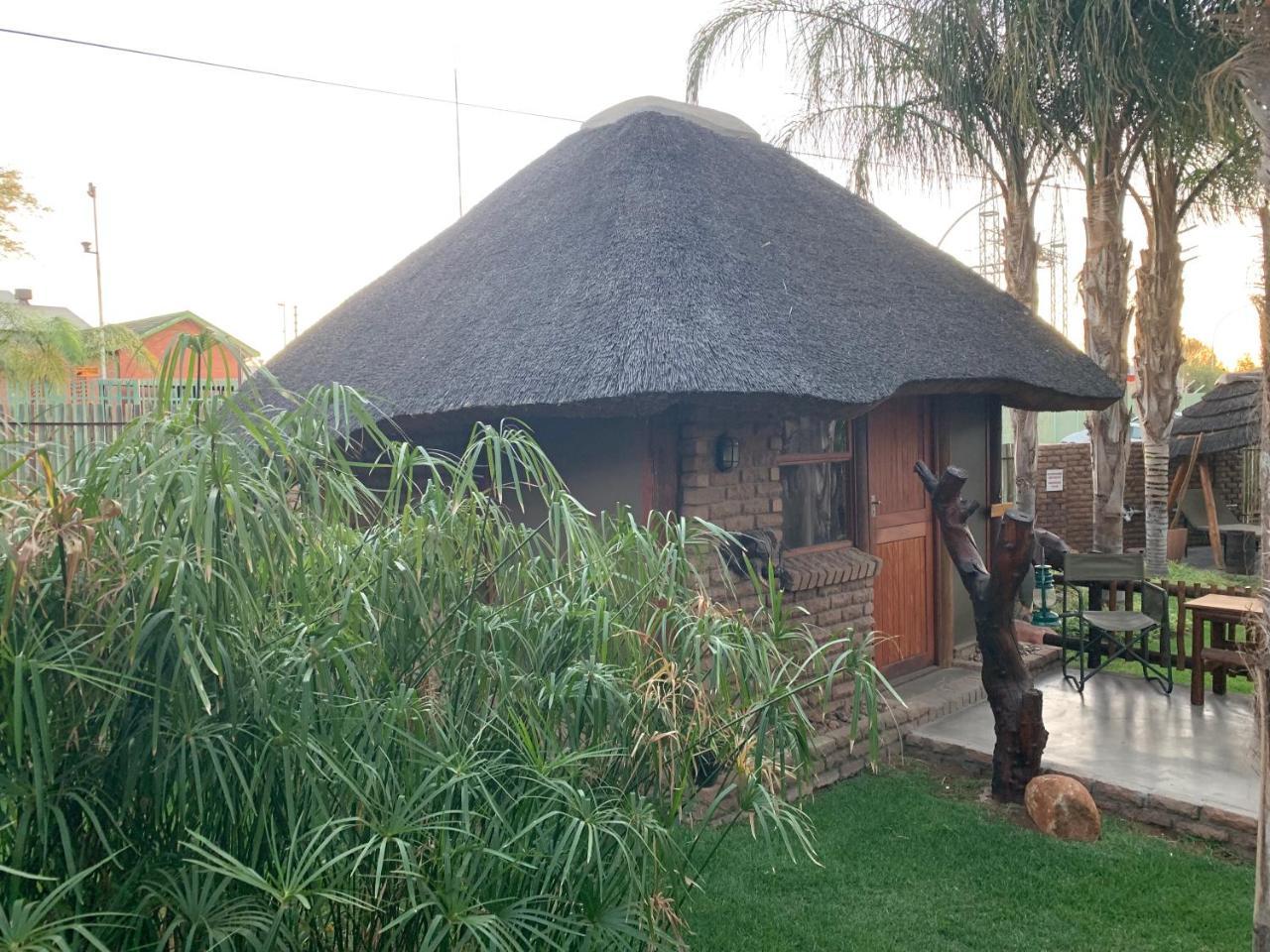 Country Lodge Upington Bagian luar foto
