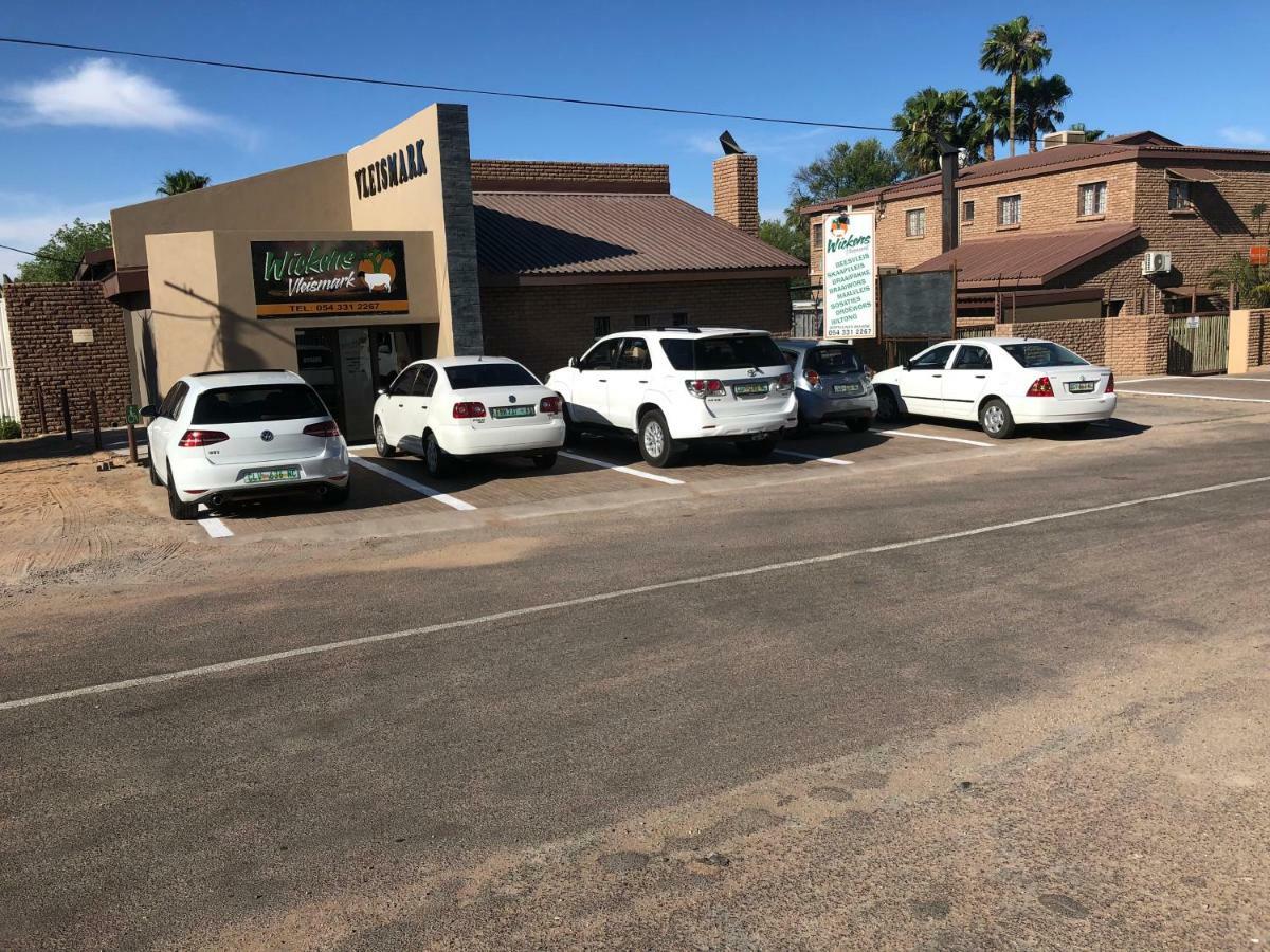 Country Lodge Upington Bagian luar foto
